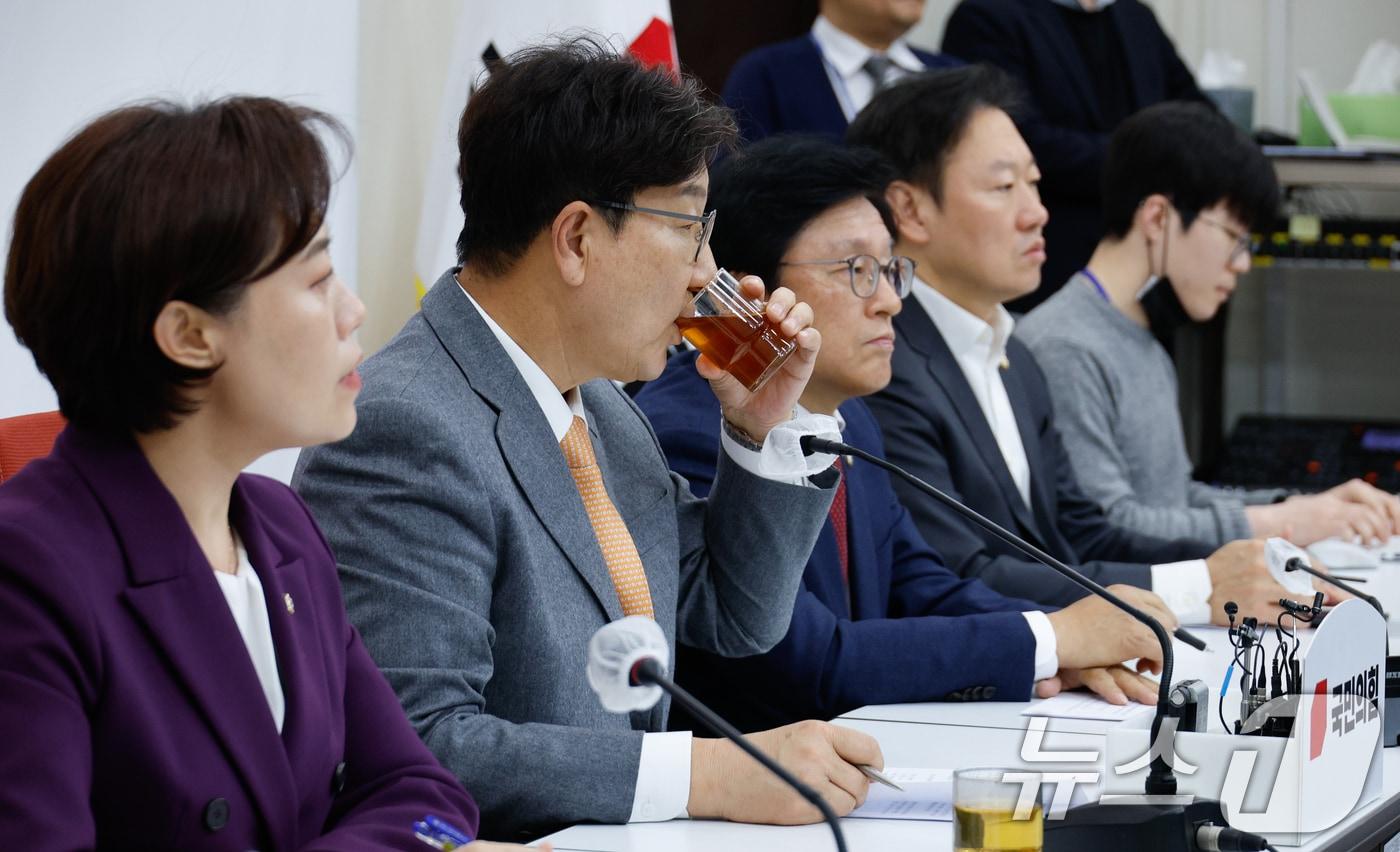 권성동 국민의힘 원내대표가 13일 오후 서울 여의도 국회에서 열린 현안 관련 기자간담회에서 물을 마시는 모습. 2024.12.13/뉴스1 ⓒ News1 안은나 기자