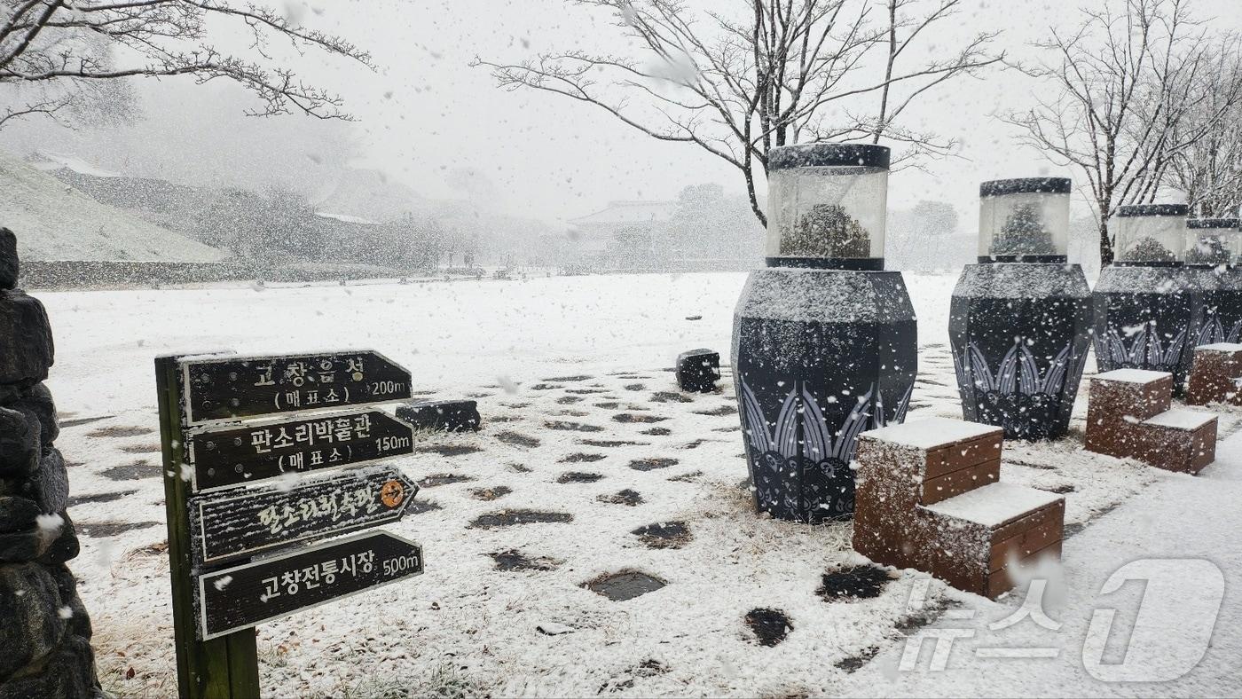 13일 오후 전북자치도 고창군 고창읍성&#40;사적 145호&#41;에 눈이 내리고 있다. 이번 눈은 15일까지 최대 5㎝까지 내릴 것으로 예상된다. 2024.12.13/뉴스1 ⓒ News1 박제철 기자