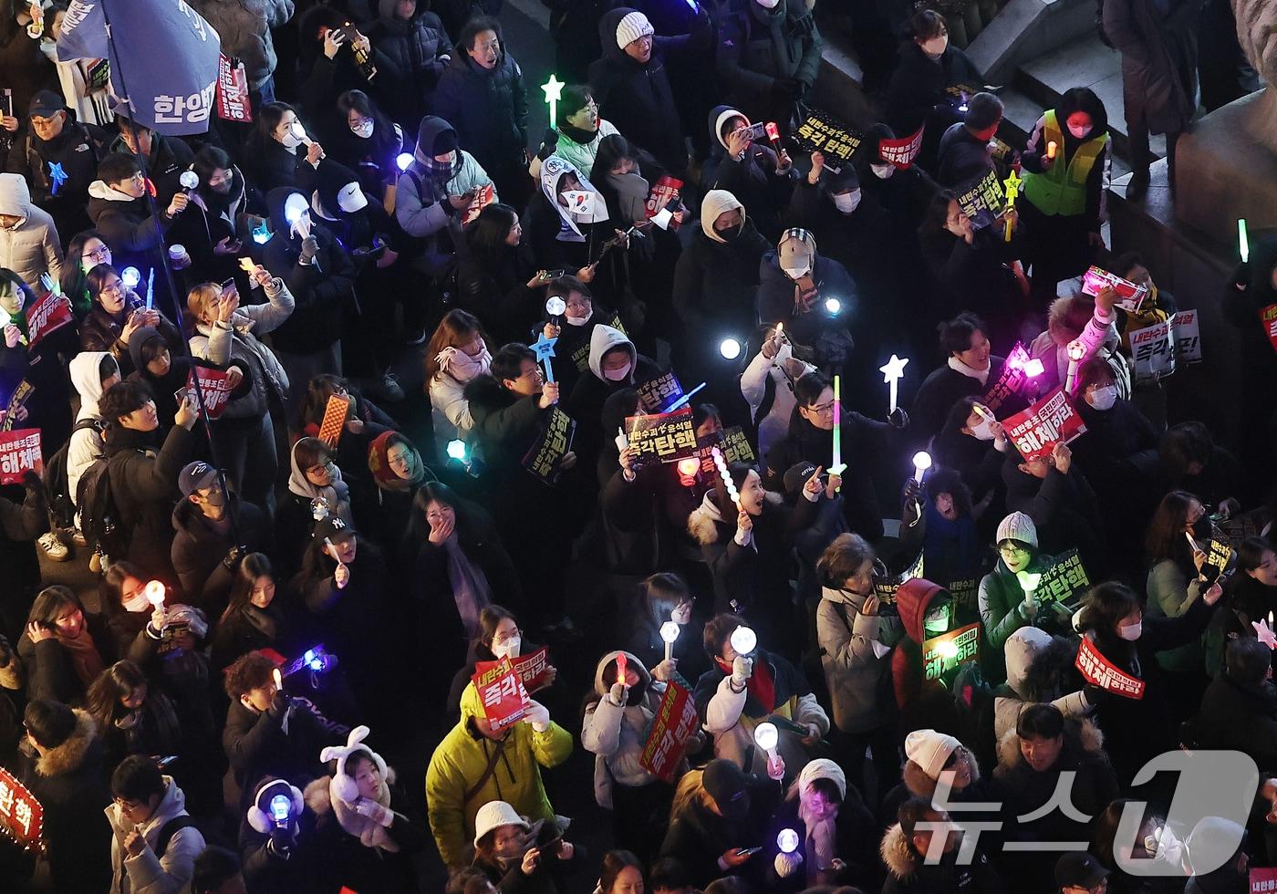 13일 오후 서울 여의도 국민의힘 당사 앞에서 시민들이 윤석열 대통령 탄핵과 국민의힘 해체를 촉구하고 있다. 2024.12.13/뉴스1 ⓒ News1 김진환 기자