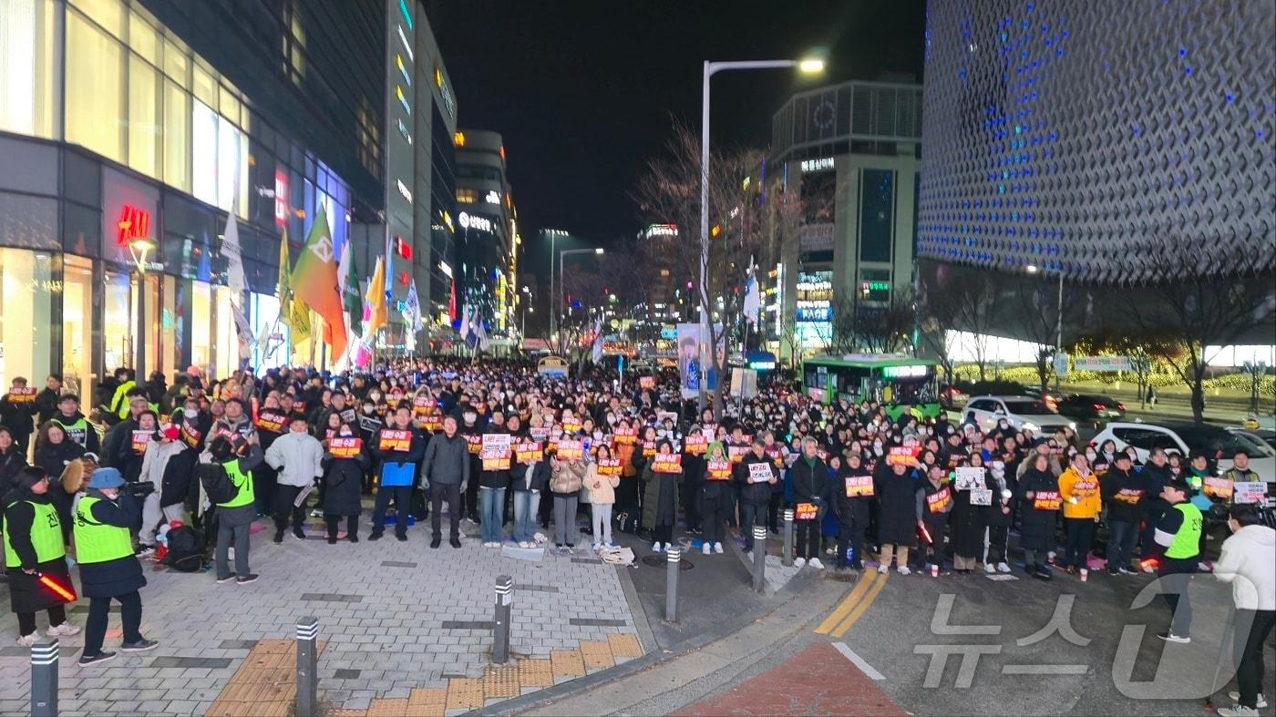  윤석열정권퇴진대전운동본부를 비롯해 시민사회단체 구성원들이 13일 저녁 대전 서구 은하수네거리 일대에서 윤석열 대통령의 퇴진을 촉구하고 있다 2024.12.13 /뉴스1 ⓒ News1 허진실 기자 