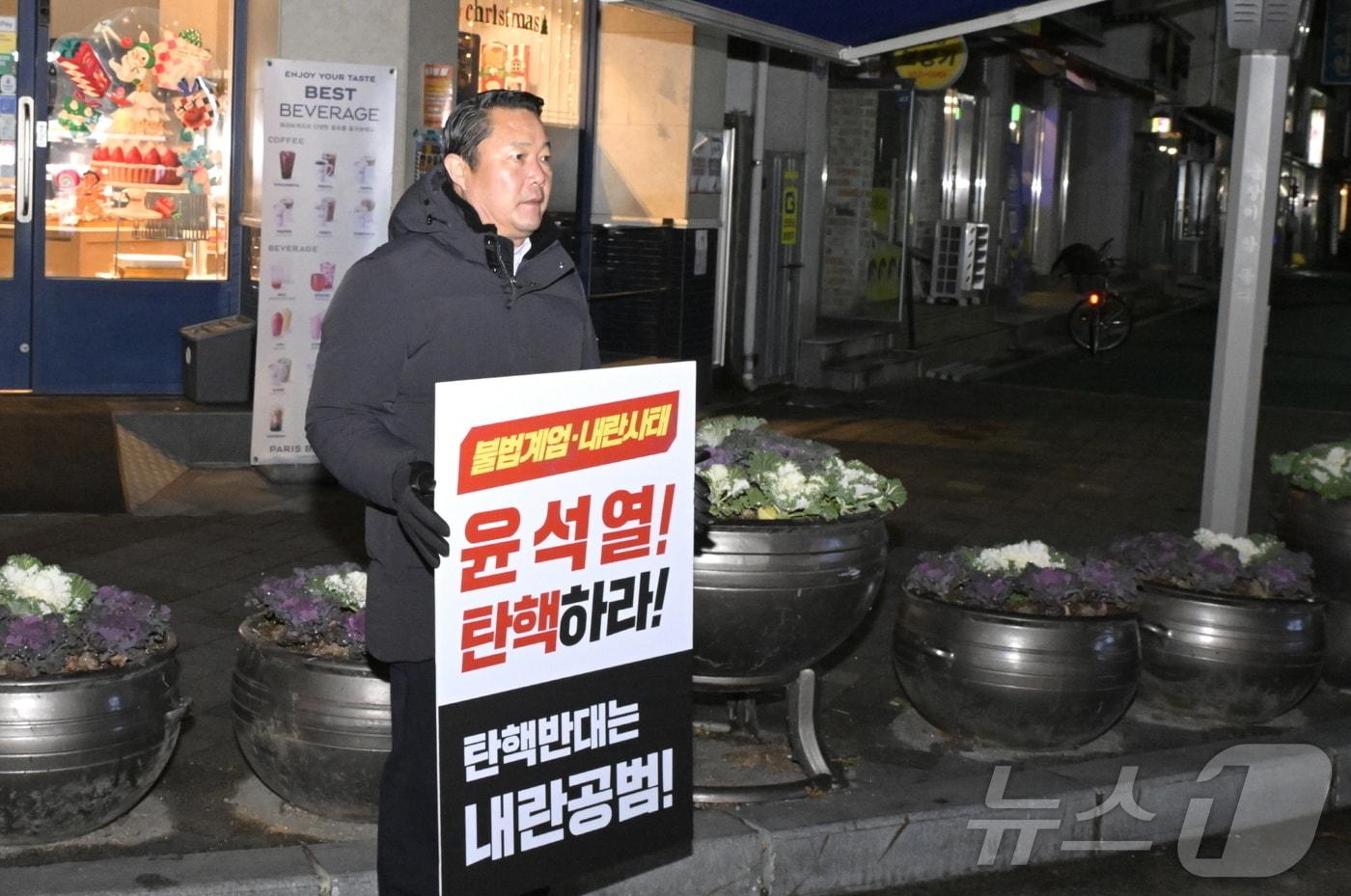 13일 퇴근시간 무렵 최영일 전북자치도 순창군수가 순창터미널 앞에서 윤석열 대통령 탄핵을 촉구하는 1인 피켓 시위를 진행하고 있다./뉴스1 