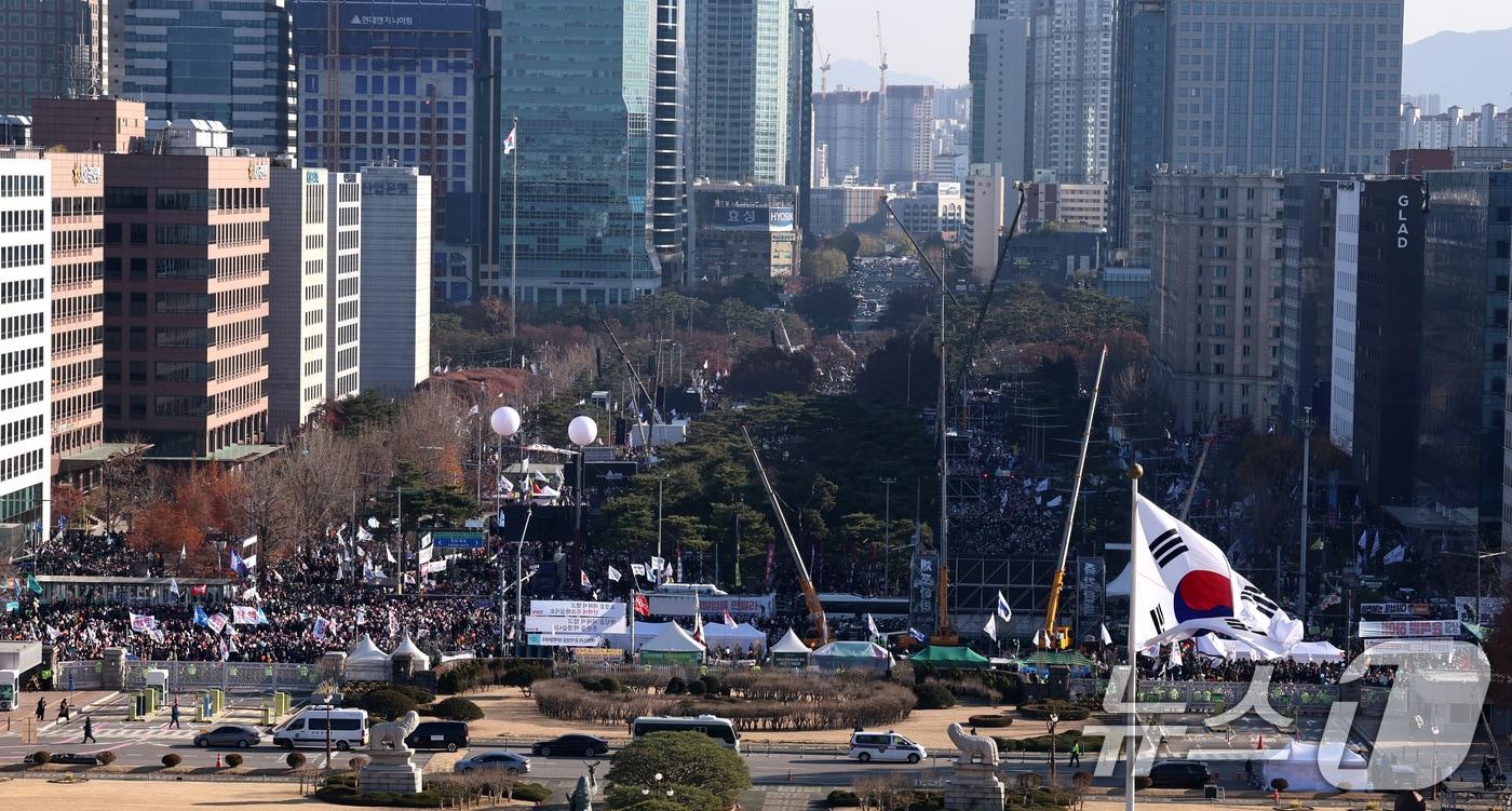 윤석열 대통령에 대한 탄핵소추안 표결을 앞둔 14일 오후 서울 여의도 국회의사당 앞에서 시민들이 대통령 탄핵을 촉구하고 있다. 2024.12.14/뉴스1 ⓒ News1 구윤성 기자