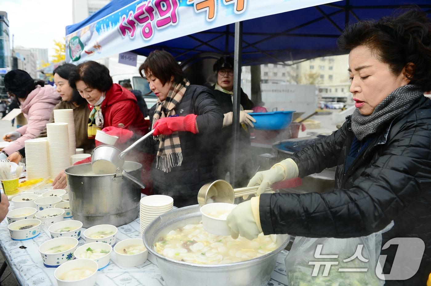 윤석열 대통령의 탄핵소추안 2차 표결을 앞둔 14일 광주 동구 5·18민주광장에서 시민 후원으로 마련된 나눔 부스에서 봉사자들이 시민들에게 떡국을 나눠주고 있다. 2024.12.14/뉴스1 ⓒ News1 이승현 기자