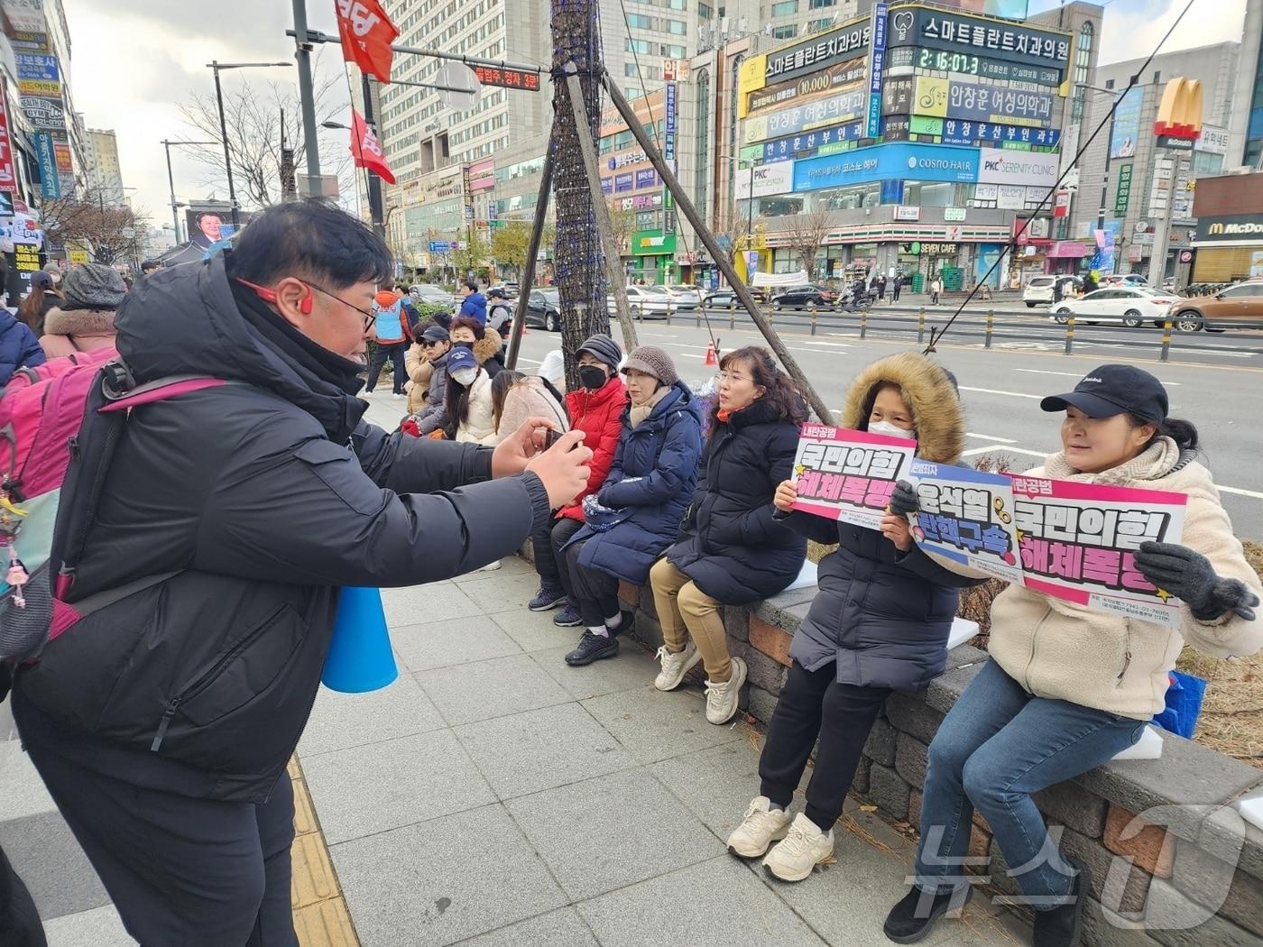 14일 오후 3시, 천안고속버스터미널 앞에서 열리는 윤석열 대통령 탄핵 촉구하는 충남시민 대행진에 참가한 시민들이 사진을 찍고 있다. /뉴스1ⓒNews1 이시우 기자