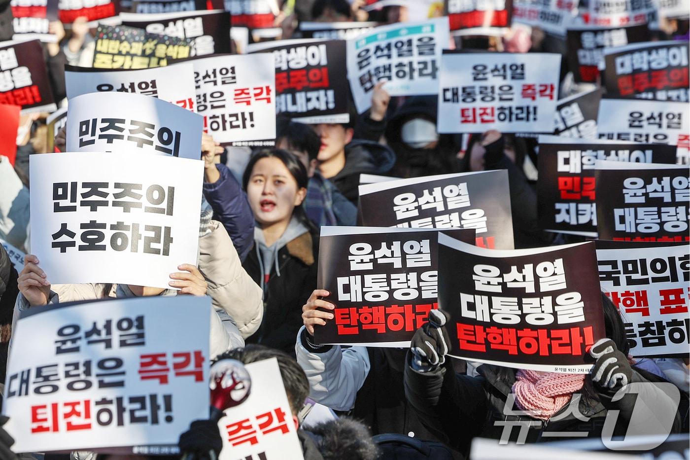 전국 대학생 시국회의·전국 대학 총학생회 공동행동 학생들이 14일 오후 서울 영등표구 여의도공원 일대에서 열린 &#39;윤석열 퇴진을 위한 전국 대학생 2차 시국대회&#39;에 참가해 윤 대통령의 탄핵을 촉구하며 구호를 외치고 있다. 2024.12.14/뉴스1 ⓒ News1 민경석 기자