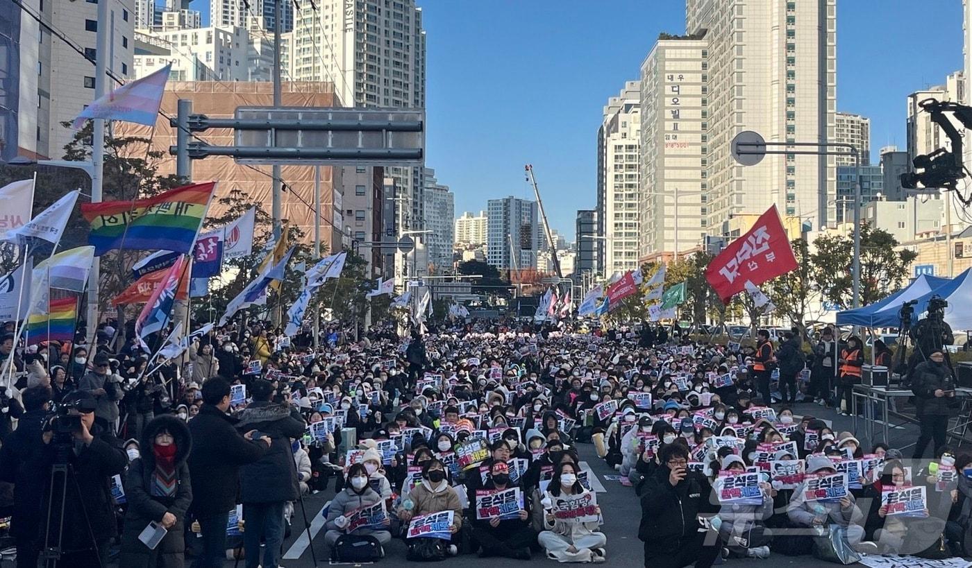 14일 오후 부산 부산진구 전포대로에서 열린 집회에 많은 시민들이 앉아있다.2024.12.14/뉴스1 ⓒ News1 장광일 기자