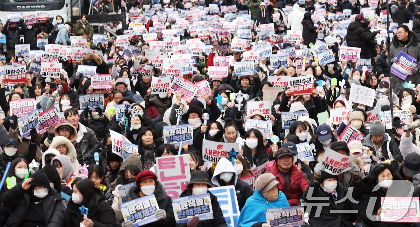 &#39;12·3 비상계엄 사태&#39; 등과 관련한 국회의 윤석열 대통령 탄핵소추안 2차 투표가 진행되는 14일 오후 광주 동구 금남로엔 내란수괴 윤석열 체포, 구속촉구 광주시민 6차 총궐기대회가 열려 시민들이 &#39;탄핵소추안 가결&#39;을 촉구하고 있다. 2024.12.14./뉴스1 ⓒ News1 김태성 기자