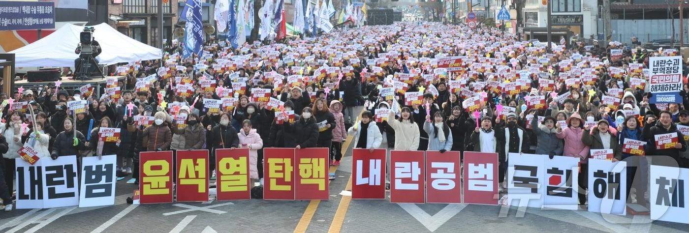 윤석열 대통령 탄핵소추안 재표결이 열리는 14일 전북자치도 전주시 객사 앞에서 시민들이 모여 윤석열 탄핵을 촉구하고 있다. 2024.12.14/뉴스1 ⓒ News1 유경석 기자