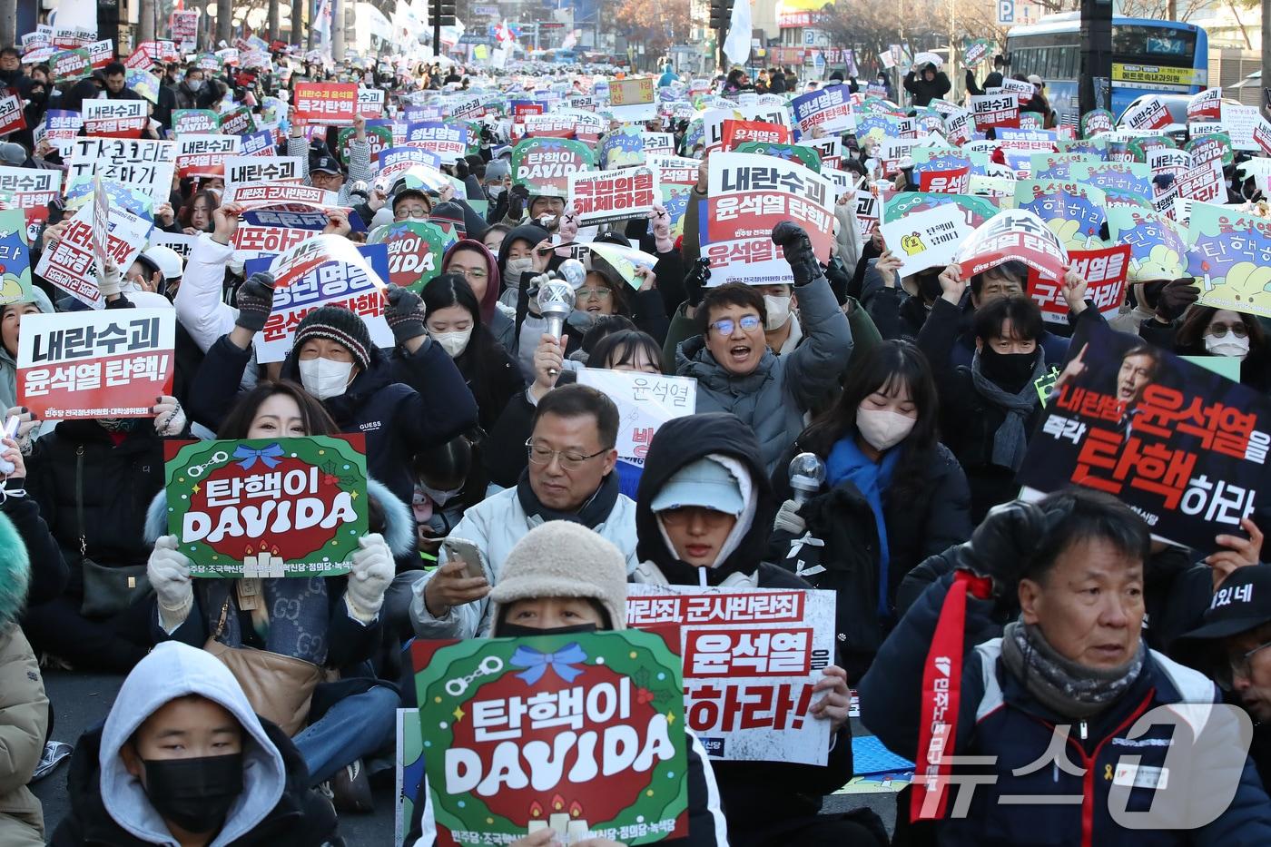 윤석열 대통령 탄핵소추안 2차 표결을 앞둔 14일 오후 대구 중구 국채보상로에 모인 시민들이 윤석열 탄핵과 퇴진을 촉구하는 구호를 외치고 있다. 2024.12.14/뉴스1 ⓒ News1 공정식 기자