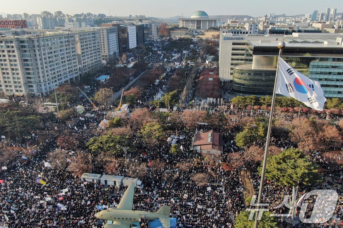 14일 오후 서울 영등포구 여의도 국회의사당 앞에서 열린 &#39;범국민 촛불대행진&#39;에 참석한 시민들이 국회 앞에서부터 여의도공원에 이르기까지 거리를 가득 메우고 윤석열 대통령의 탄핵을 촉구하고 있다. 2024.12.14/뉴스1 ⓒ News1 민경석 기자