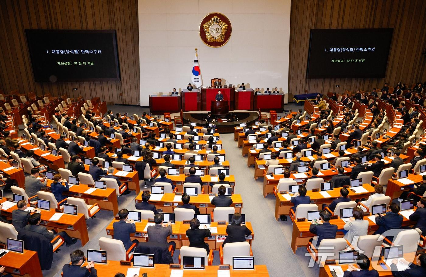 박찬대 더불어민주당 원내대표가 14일 오후 서울 여의도 국회에서 열린 제419회국회&#40;임시회&#41; 제4차 본회의에서 윤석열 대통령 탄핵소추안 제안설명을 하고 있다. 2024.12.14/뉴스1 ⓒ News1 안은나 기자