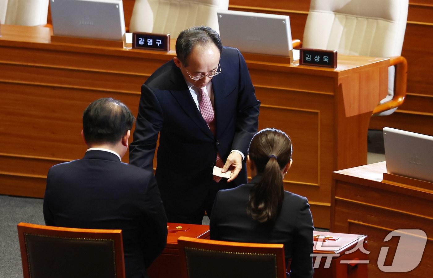 추경호 전 국민의힘 원내대표가 14일 오후 서울 여의도 국회에서 열린 제419회국회&#40;임시회&#41; 제4차 본회의에서 윤석열 대통령 탄핵소추안 무기명 투표를 하고 있다. 2024.12.14/뉴스1 ⓒ News1 김민지 기자