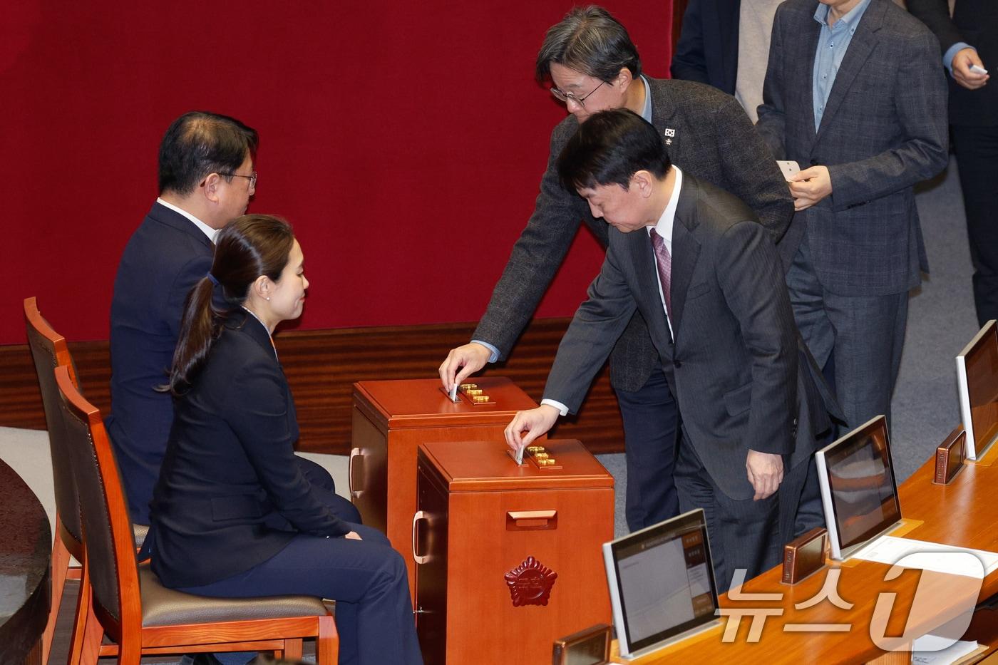 안철수 국민의힘 의원이 14일 오후 서울 여의도 국회에서 열린 제419회국회&#40;임시회&#41; 제4차 본회의에서 윤석열 대통령 탄핵소추안 무기명 투표를 하고 있다. 2024.12.14/뉴스1 ⓒ News1 안은나 기자