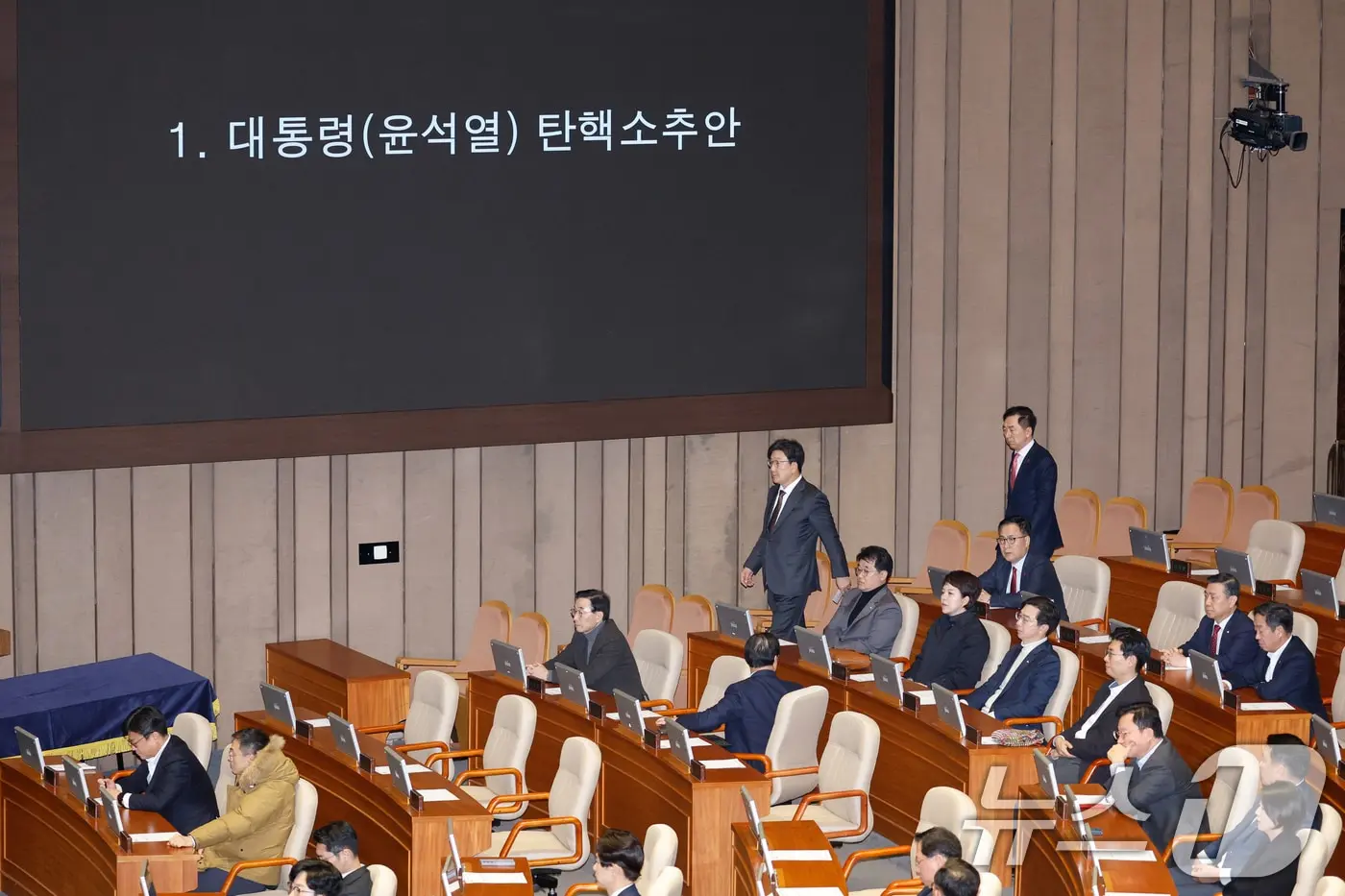 권성동 국민의힘 원내대표가 14일 오후 서울 여의도 국회에서 열린 제419회국회&#40;임시회&#41; 제4차 본회의에서 윤석열 대통령 탄핵소추안 무기명 투표를 하고 있다. 2024.12.14/뉴스1 ⓒ News1 안은나 기자