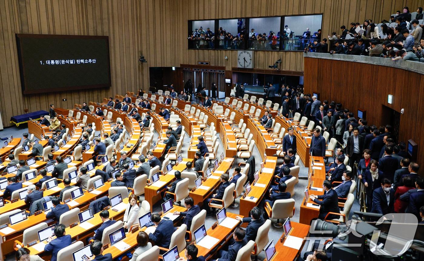 국민의힘 의원들이 14일 오후 서울 여의도 국회에서 열린 제419회국회&#40;임시회&#41; 제4차 본회의에서 윤석열 대통령 탄핵소추안 무기명 투표를 하고 있다. 2024.12.14/뉴스1 ⓒ News1 안은나 기자