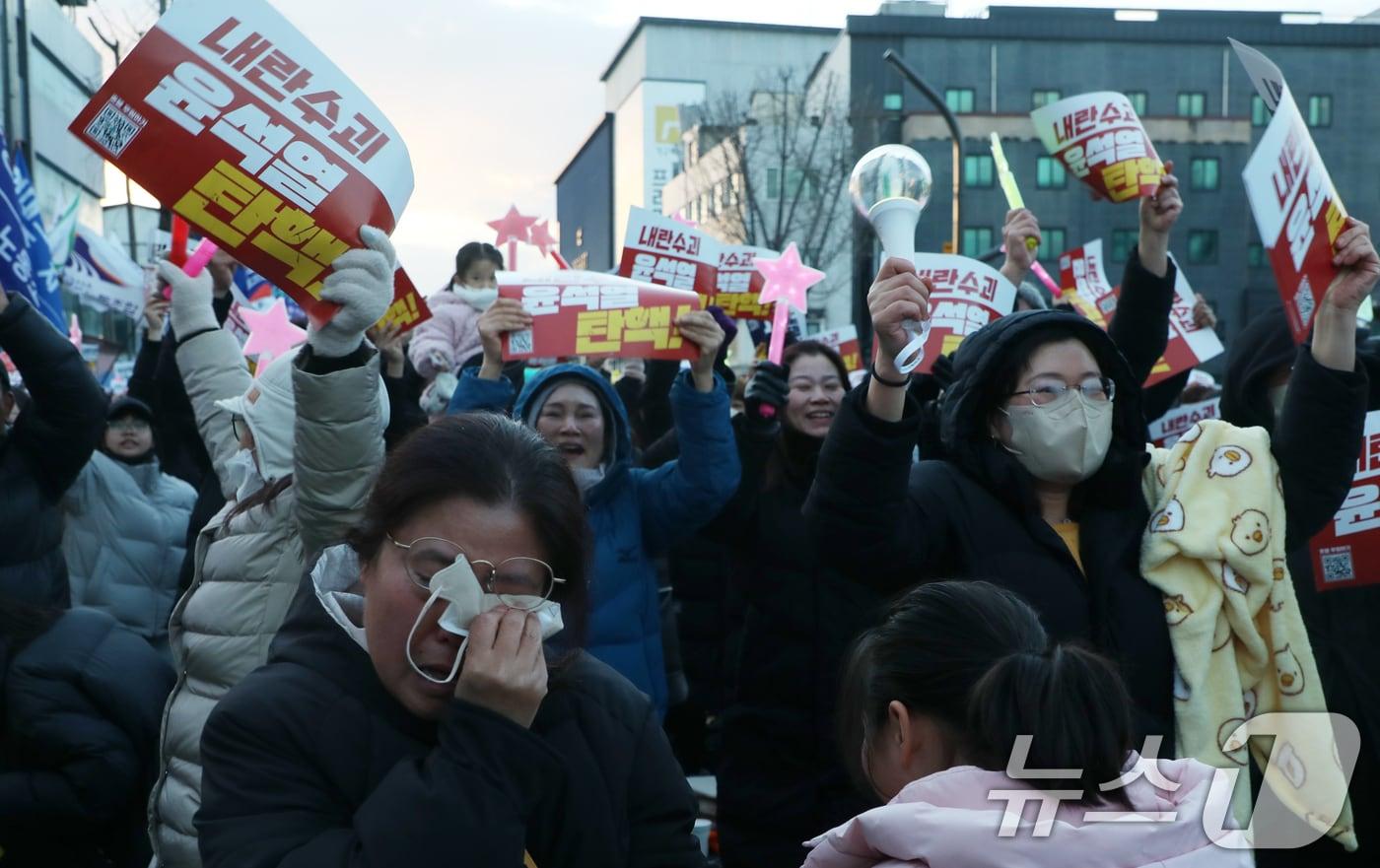 14일 전북자치도 전주시 객사 앞에서 열린 윤석열 퇴진 전북도민대회 참가자들이 윤석열 대통령 탄핵소추안 가결 발표를 듣고 환호하고 있다. 2024.12.14/뉴스1 ⓒ News1 유경석 기자