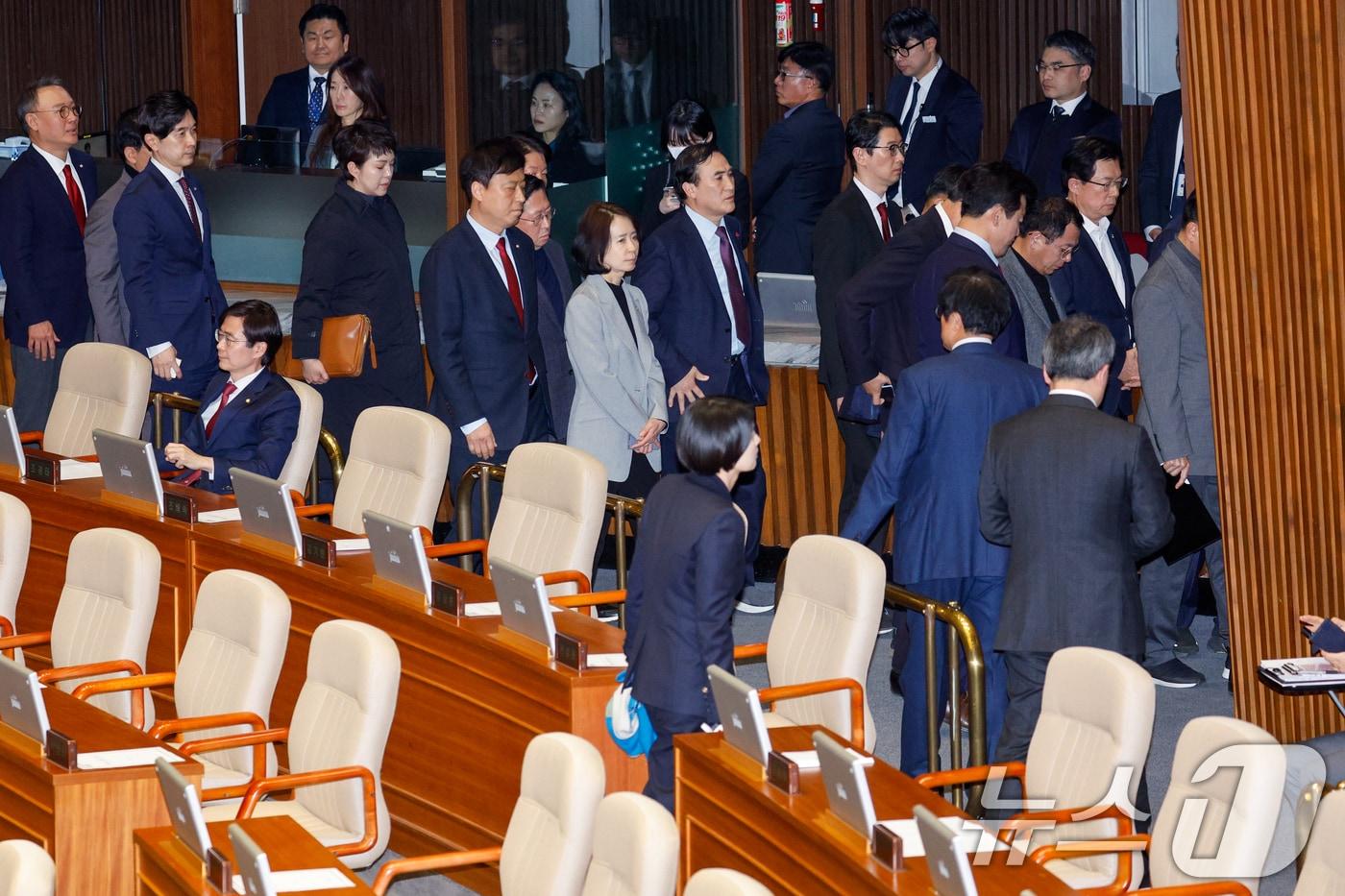 국민의힘 의원들이 14일 오후 서울 여의도 국회에서 열린 제419회국회&#40;임시회&#41; 제4차 본회의에서 윤석열 대통령 탄핵소추안이 가결되자 본회의장을 나서고 있다. 2024.12.14/뉴스1 ⓒ News1 안은나 기자