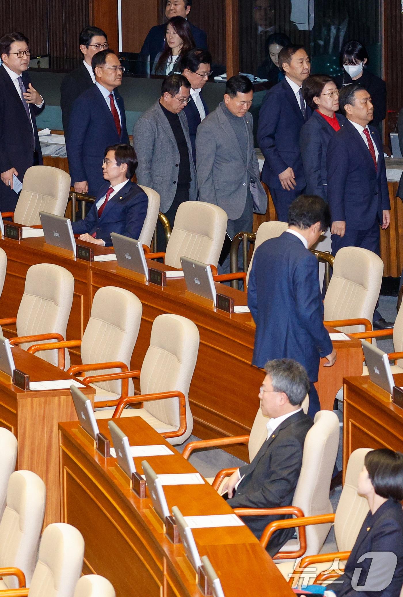 국민의힘 의원들이 14일 오후 서울 여의도 국회에서 열린 제419회국회&#40;임시회&#41; 제4차 본회의에서 윤석열 대통령 탄핵소추안이 가결되자 본회의장을 나서고 있다. 2024.12.14/뉴스1 ⓒ News1 안은나 기자