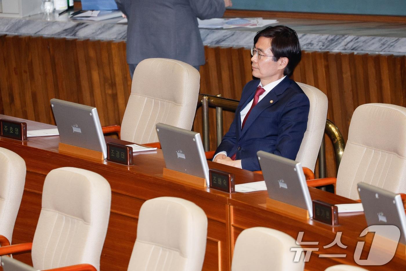 조경태 국민의힘 의원이 14일 오후 서울 여의도 국회 본회의장에서 윤석열 대통령 탄핵소추안이 가결된 뒤 생각에 잠겨 있다. 2024.12.14/뉴스1 ⓒ News1 안은나 기자