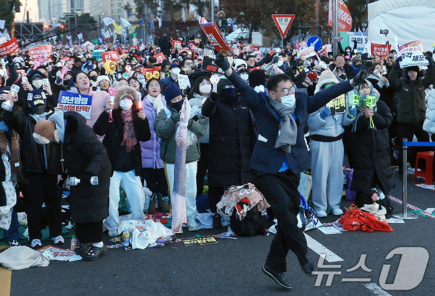 윤석열 대통령에 대한 탄핵소추안이 가결된 14일 오후 서울 여의도 국회의사당 앞에서 열린 윤석열 즉각 탄핵 범국민 촛불대행진에 참여한 시민들이 환호하고 있다. 2024.12.14/뉴스1 ⓒ News1 박정호 기자