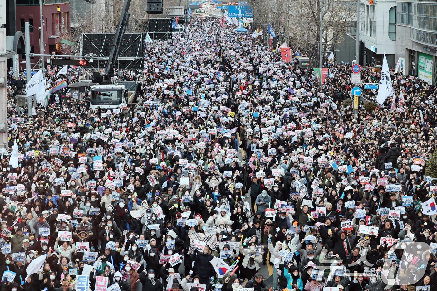 윤석열 대통령의 탄핵소추안 2차 표결이 가결된 14일 오후 광주 동구 금남로에 모인 시민들이 환호하고 있다. 2024.12.14/뉴스1 ⓒ News1 이승현 기자