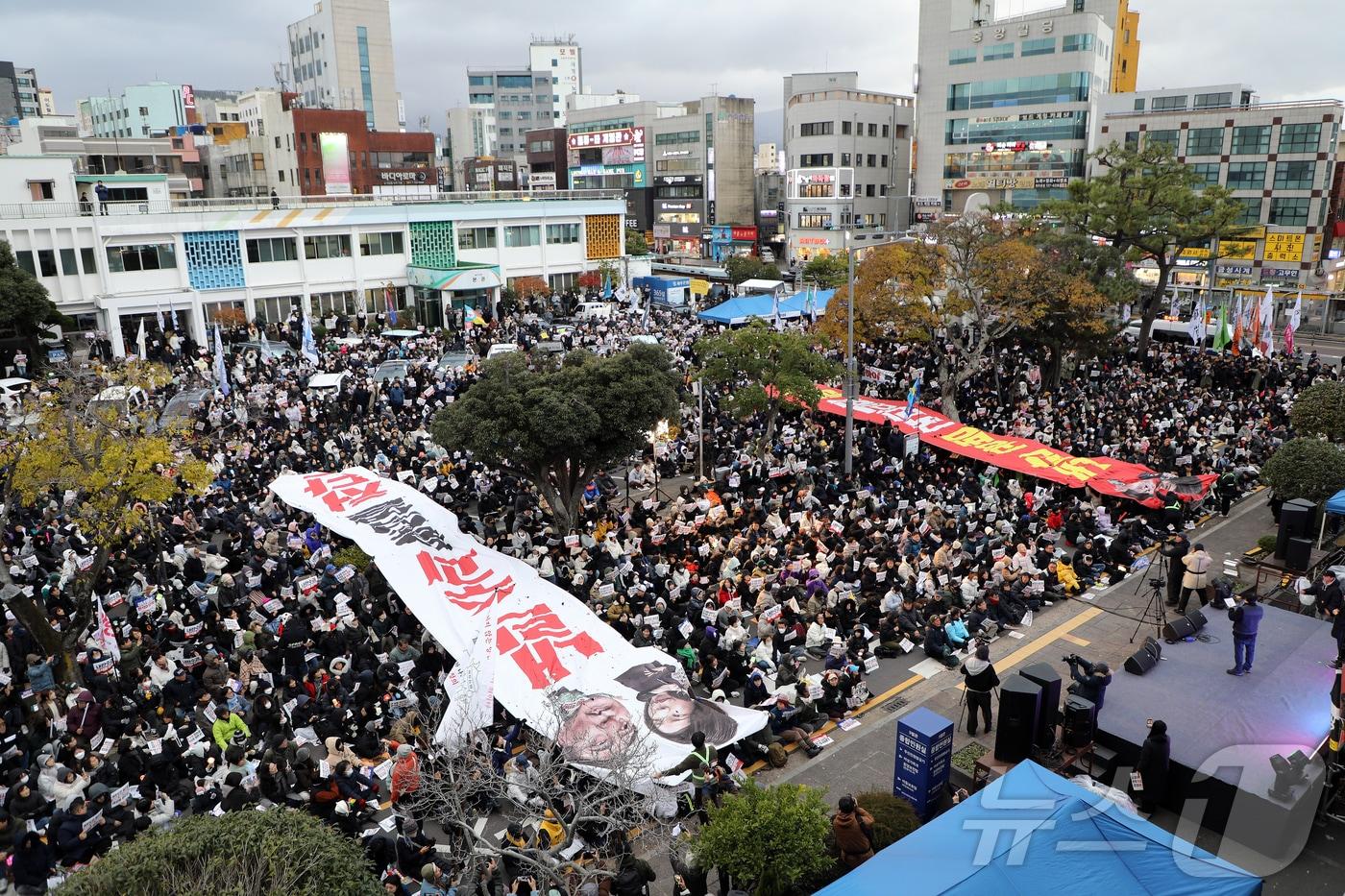 윤석열 대통령에 대한 두 번째 탄핵소추안 표결 직전인 14일 오후 5시10분쯤 제주시 이도2동 제주시청 앞 &#39;윤석열 즉각 퇴진 요구 제주도민대회&#39;에서 시민들이 윤석열 대통령과 김건희 여사의 얼굴이 그려진 현수막을 찢고 있다.2024.12.14./뉴스1 ⓒ News1 오미란 기자