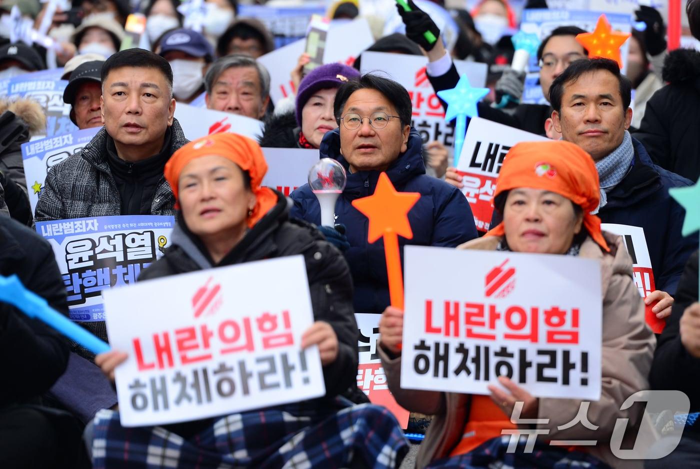 윤석열 대통령의 탄핵소추안 2차 표결이 예정된 14일 오후 광주 동구 금남로에서 강기정 시장이 투표 상황을 지켜보고 있다. 2024.12.14/뉴스1 ⓒ News1 이승현 기자