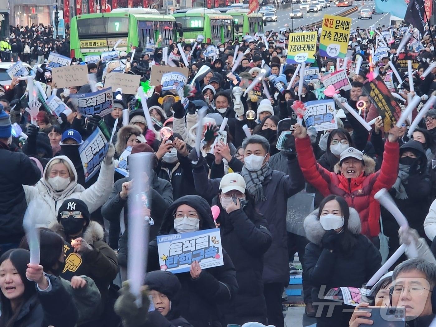 14일 충남 천안tl 천안고속버스터미널 앞에서 시민 대행진에 참가한 시민들이 윤석열 대통령 탄핵소추안이 가결되자 환호하고 있다. /뉴스1