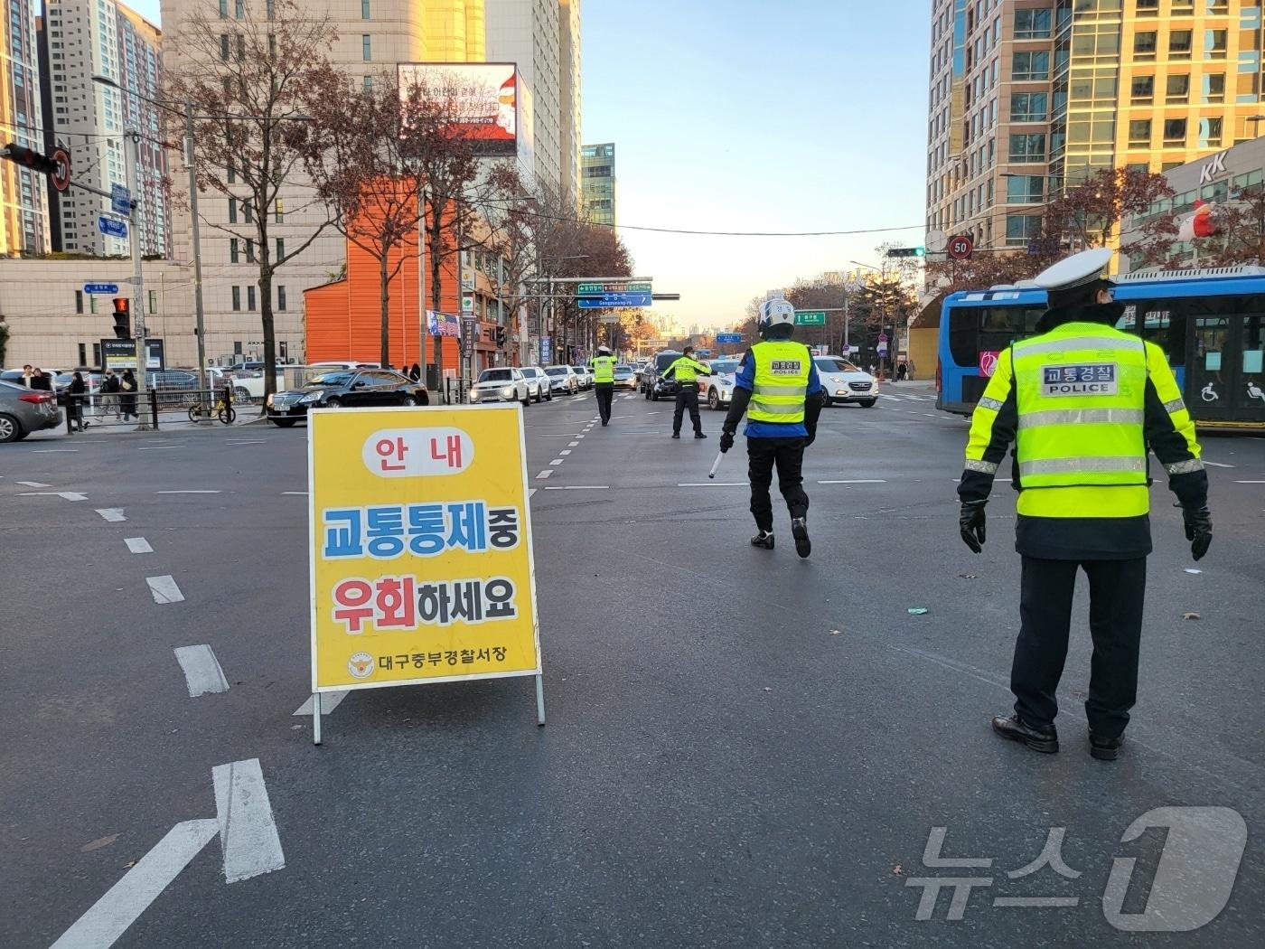 14일 오후 4시30분쯤 대구 동성로 공평네거리 일대에서 경찰관이 호루라기를 불고 경광봉을 흔들면서 차량을 통제하고 있다. 2024.12.14/뉴스1 ⓒ News1 이성덕 기자