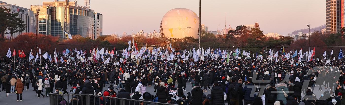 윤석열 대통령 탄핵소추안 2차 표결과 탄핵 촉구 촛불집회가 열린 14일 서울 영등포구 국회 앞으로 시민들이 집회 참여를 위해 모여들고 있다. 2024.12.14/뉴스1 ⓒ News1 김도우 기자