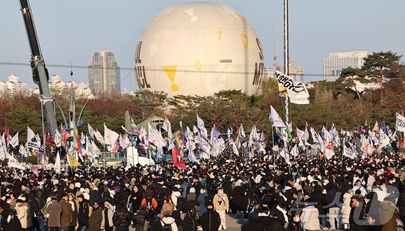 윤석열 대통령 탄핵소추안 2차 표결과 탄핵 촉구 촛불집회가 열린 14일 서울 영등포구 국회 앞으로 시민들이 집회 참여를 위해 모여들고 있다. 2024.12.14/뉴스1 ⓒ News1 김도우 기자