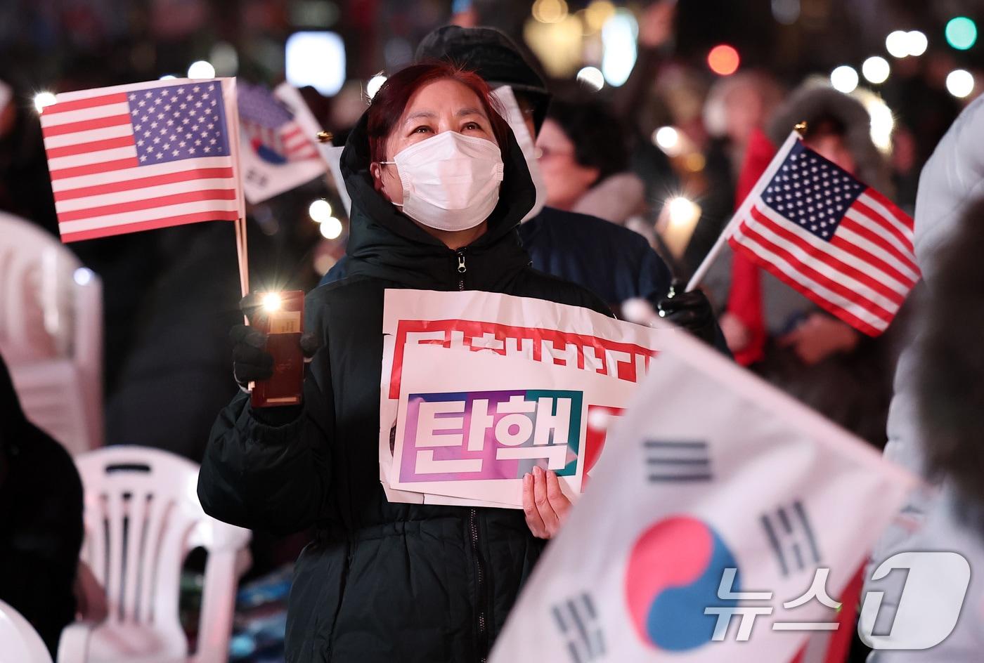 윤석열 대통령에 대한 탄핵소추안 재표결이 가결된 14일 오후 서울 세종대로 일대에서 열린 &#39;자유 대한민국 수호 및 대통령 불법탄핵 저지&#39; 12·14 광화문 국민혁명대회에서 윤 대통령 탄핵 반대 지지자들이 아쉬워하고 있다. 윤 대통령 탄핵안은 재적의원 300명이 모두 투표에 참여해 찬성 204표, 반대 85표, 기권 3표, 무효 8표로 가결됐다. 2024.12.14/뉴스1 ⓒ News1 김성진 기자