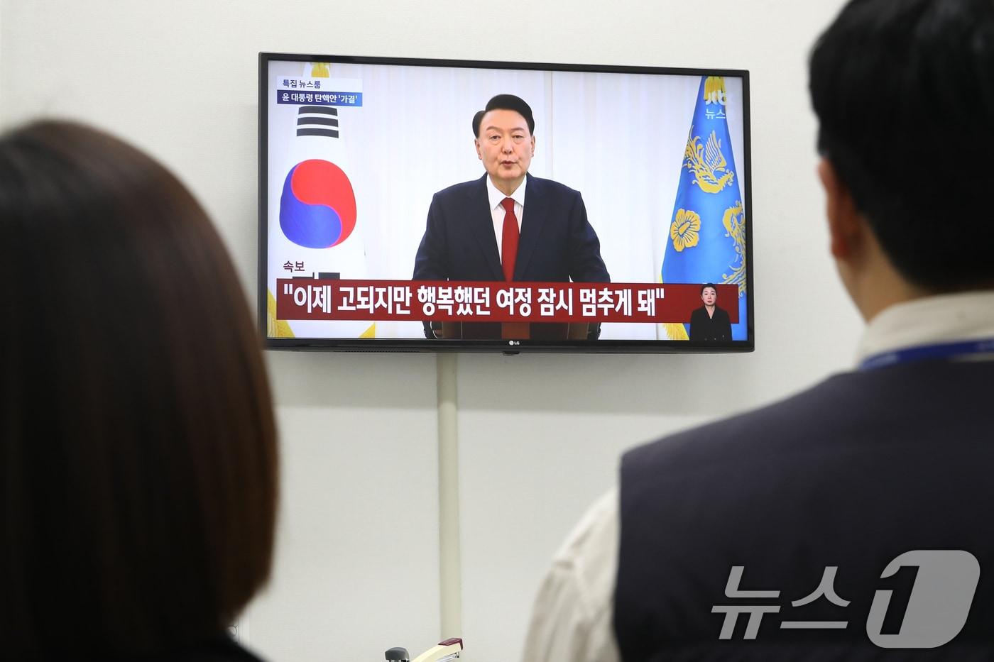 윤석열 대통령 탄핵소추안이 가결된 14일 오후 서울 여의도 국회에서 조국혁신당 당직자들이 윤 대통령의 &#39;국민께 드리는 말씀&#39;이라는 대국민 담화를 시청하고 있다. 2024.12.14/뉴스1 ⓒ News1 이광호 기자