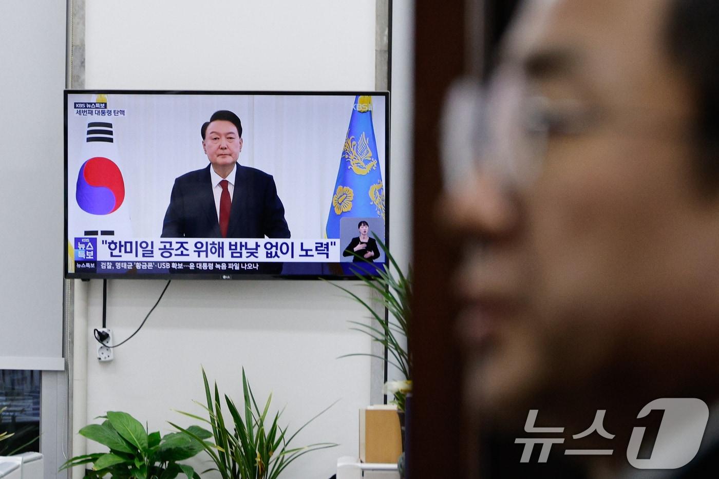 윤석열 대통령 탄핵안이 가결된 14일 오후 서울 여의도 국회에 윤 대통령의 &#39;국민께 드리는 말씀&#39; 대국민 담화가 나오고 있다. 2024.12.14/뉴스1 ⓒ News1 안은나 기자