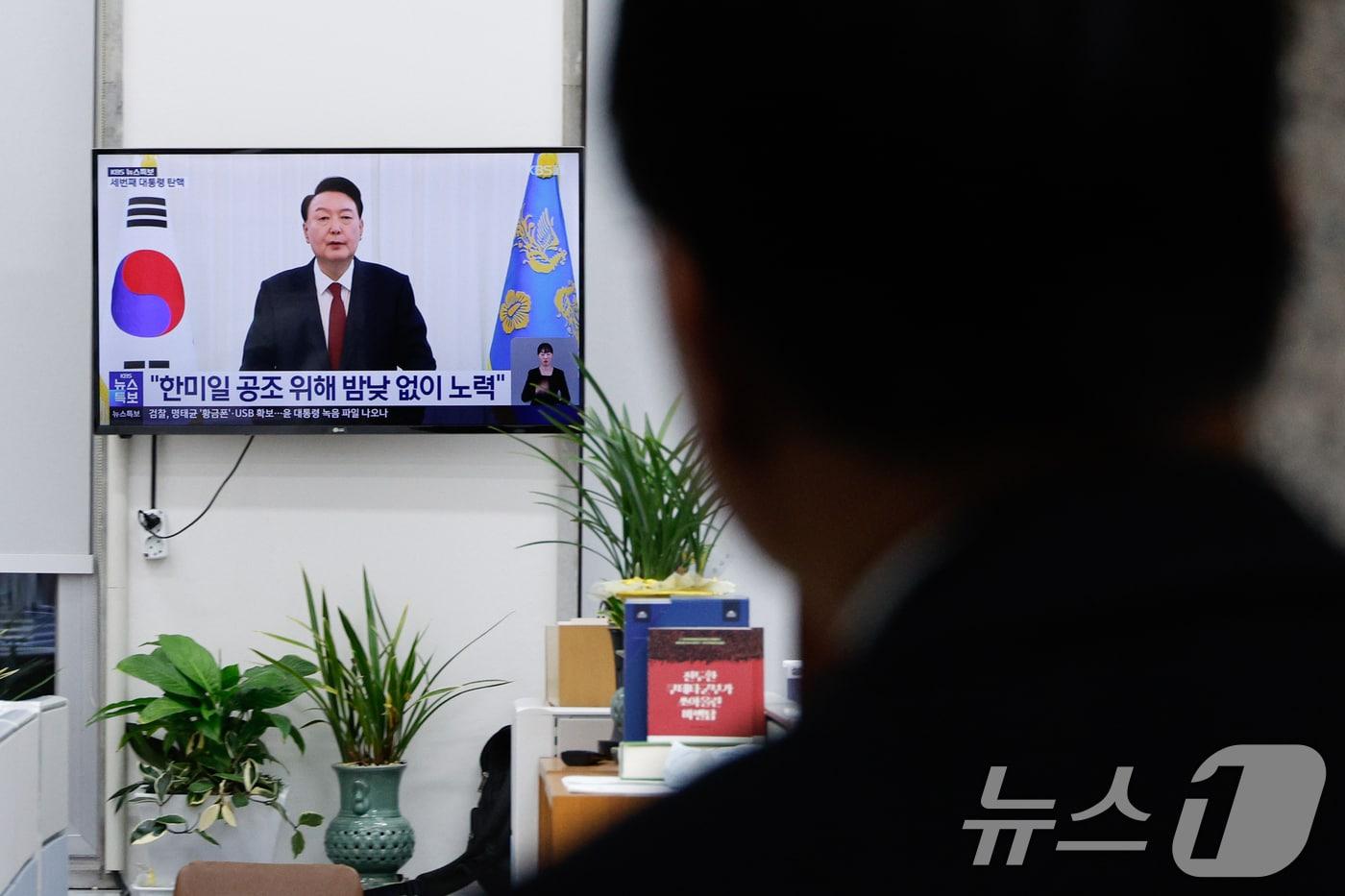 윤석열 대통령 탄핵안이 가결된 14일 오후 서울 여의도 국회에 윤 대통령의 &#39;국민께 드리는 말씀&#39; 대국민 담화가 나오고 있다. 2024.12.14/뉴스1 ⓒ News1 안은나 기자