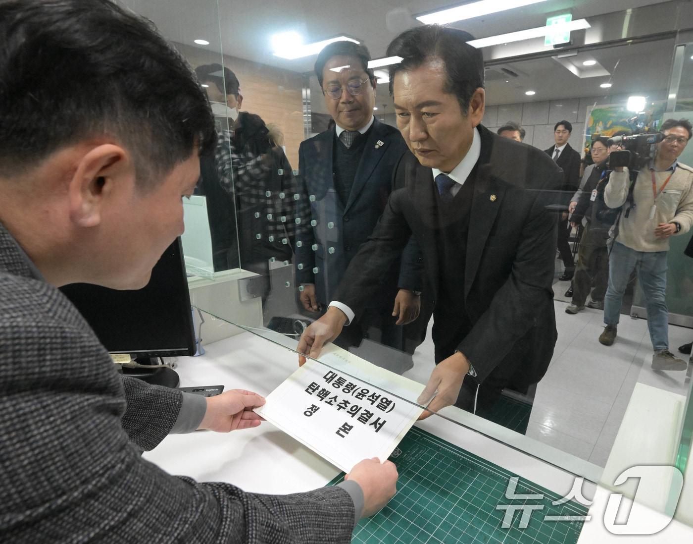 윤석열 대통령 탄핵소추안이 국회에서 가결된 14일 정청래 국회 법제사법위원장이 서울 종로구 헌법재판소에서 탄핵소추의결서 정본을 제출하고 있다. &#40;공동취재&#41;2024.12.14/뉴스1 ⓒ News1 박세연 기자