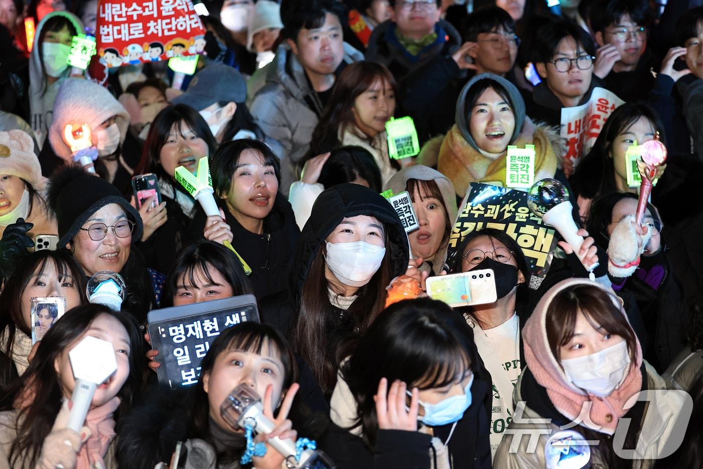 윤석열 대통령에 대한 탄핵소추안이 가결된 14일 오후 서울 여의도 국회의사당 앞에서 열린 윤석열 즉각 탄핵 범국민 촛불대행진에 참여한 시민들이 기쁨을 즐기고 있다. 2024.12.14/뉴스1 ⓒ News1 박정호 기자