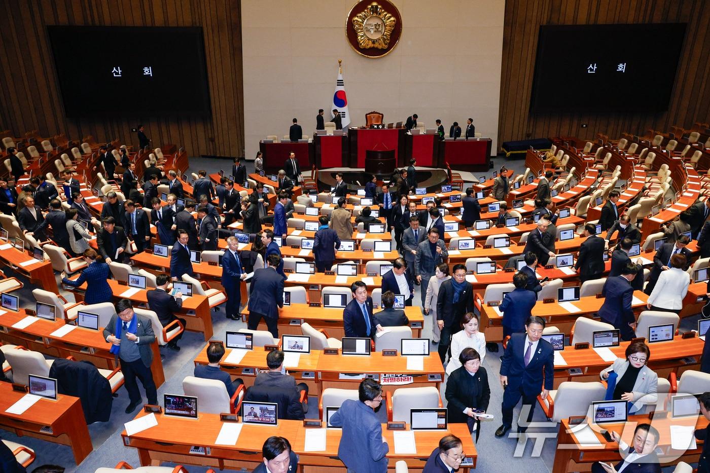 윤석열 대통령 탄핵소추안이 가결된 14일 오후 서울 여의도 국회 본회의장의 모습 2024.12.14/뉴스1 ⓒ News1 안은나 기자