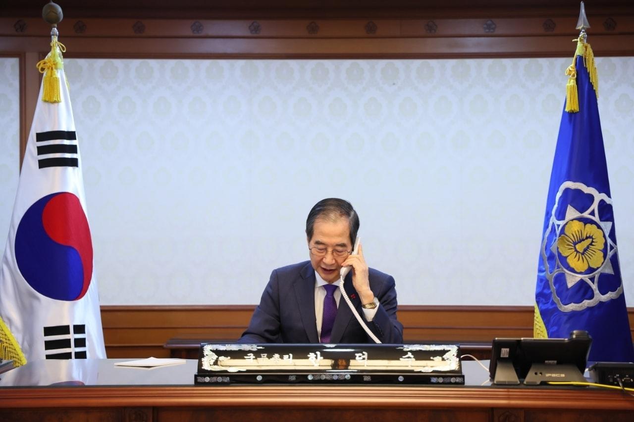 한덕수 대통령 권한대행 겸 국무총리가 15일 오전 조 바이든 미국 대통령과 통화하고 있다.&#40;총리실 제공&#41; 2024.12.15/뉴스1