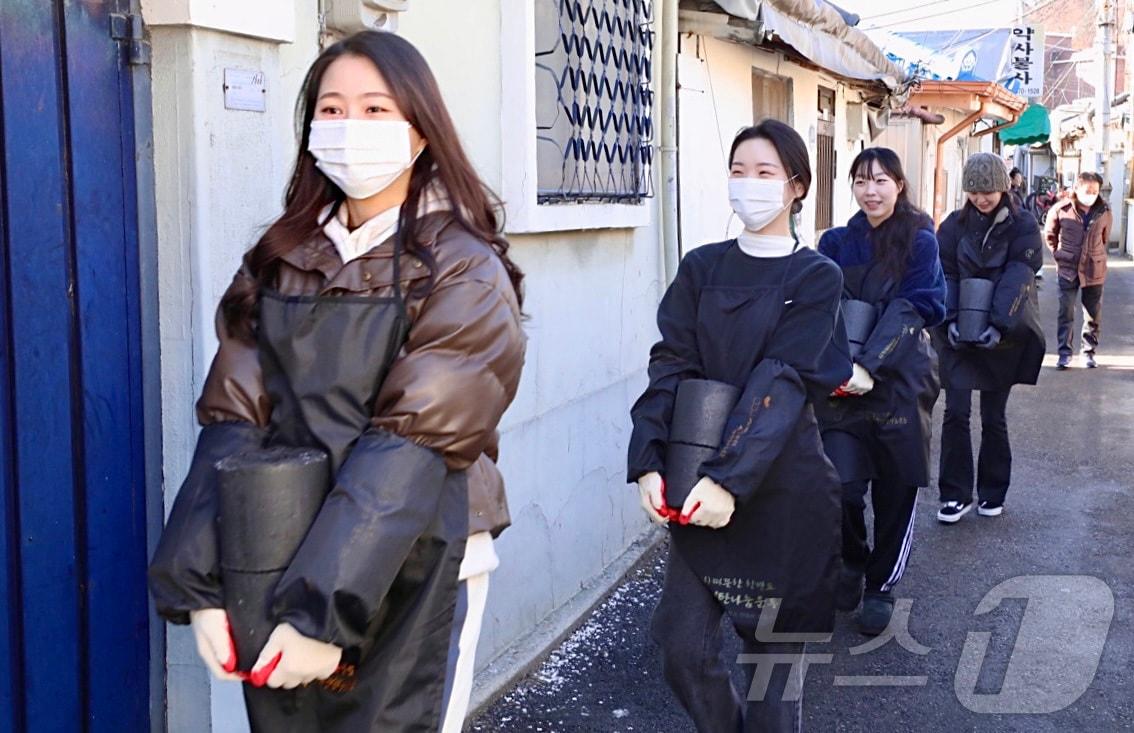 제주항공 임직원들이 14일 서울 관악구 삼성동 주민들에게 연탄 1만2000장을 전달하는 &#39;사랑의 연탄나눔&#39; 봉사활동을 진행하고 있다.&#40;제주항공 제공&#41;