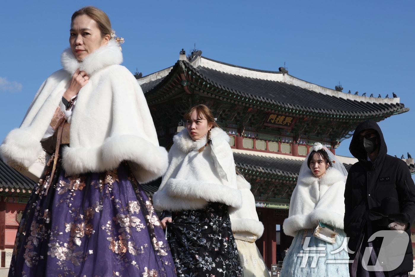 15일 오후 서울 경복궁에서 외국인 관광객들이 두꺼운 옷을 입고 추억을 남기고 있다. 2024.12.15/뉴스1 ⓒ News1 신웅수 기자