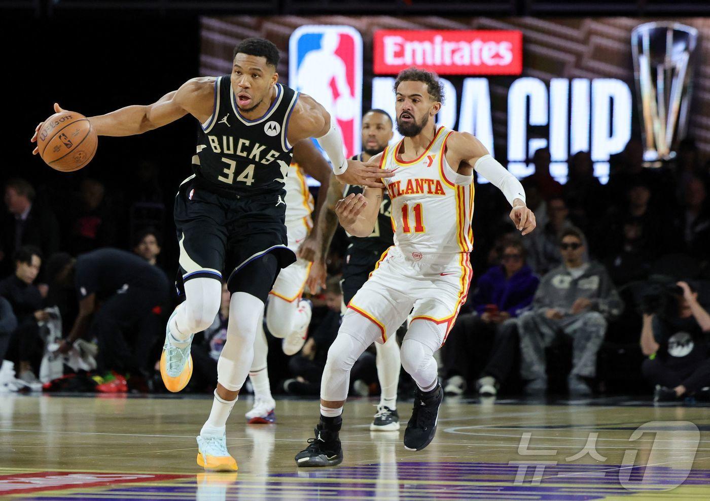 야니스 아데토쿤보&#40;왼쪽&#41;가 15일&#40;한국시간&#41; 열린 2024 NBA 에미레이트컵 4강 애틀랜타 호크스전에서 맹활약을 펼쳐 밀워키 벅스의 결승 진출을 이끌었다. ⓒ AFP=뉴스1