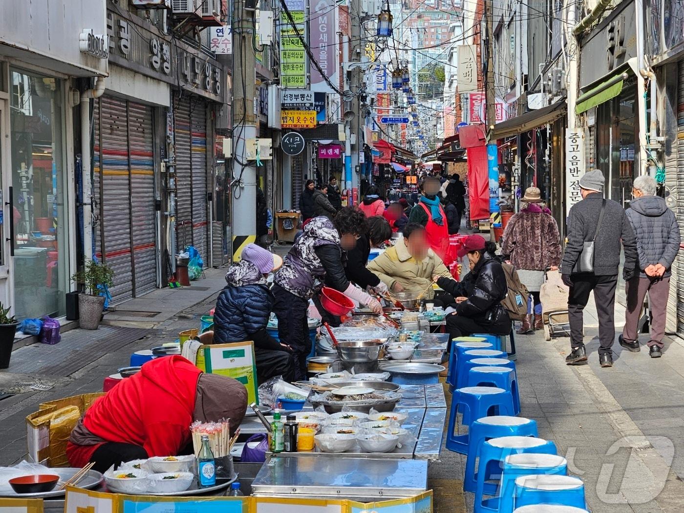 15일 낮 부산 중구 광복로 인근 비빔당면 거리.2024.12.15/ 뉴스1 ⓒ News1 조아서 기자