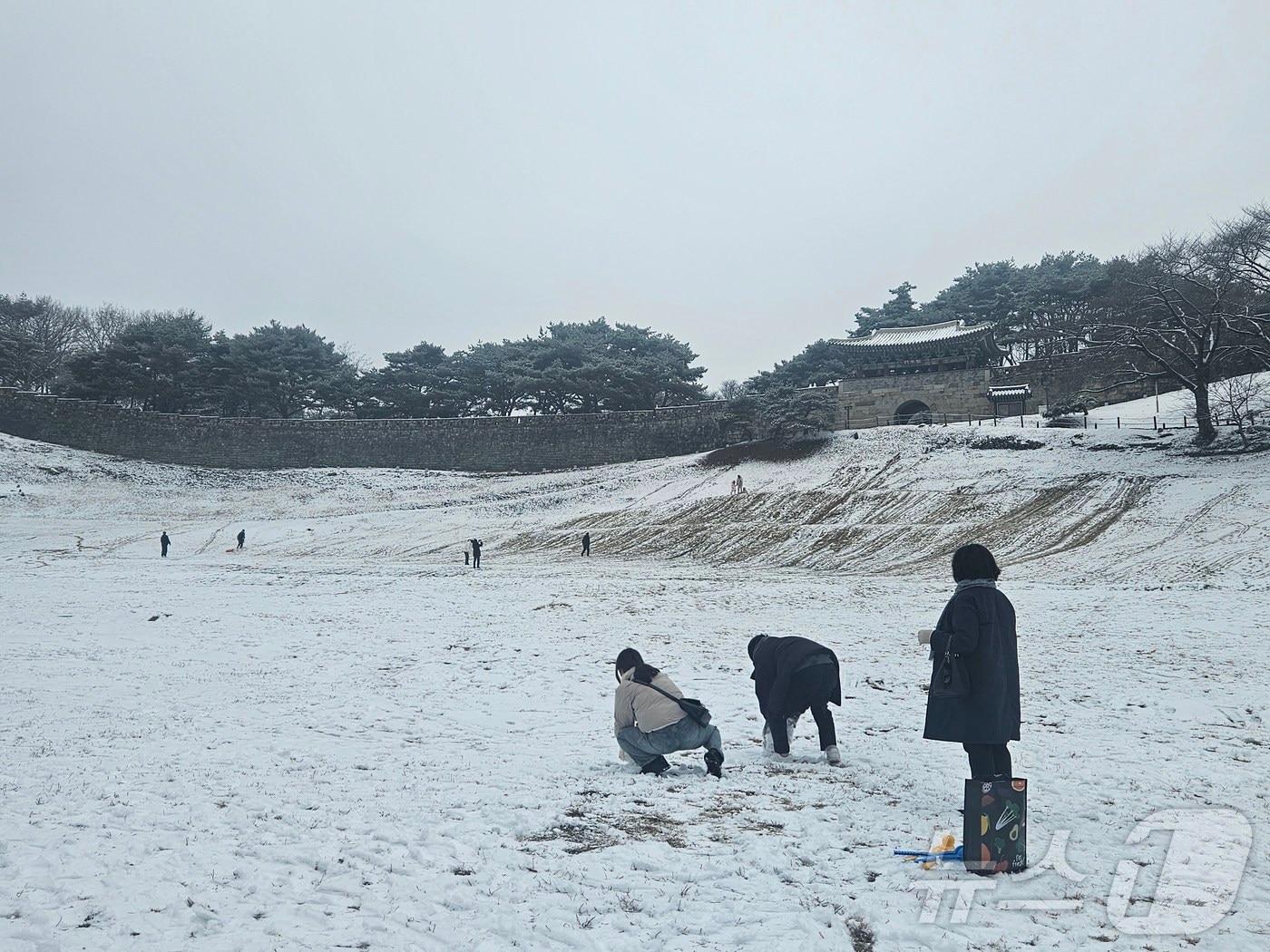  15일 오후 청주 상당산성에서 어린 자녀들과 부모가 함께 눈싸움을 준비하고 있다.2024.12.15/뉴스1 이재규 기자