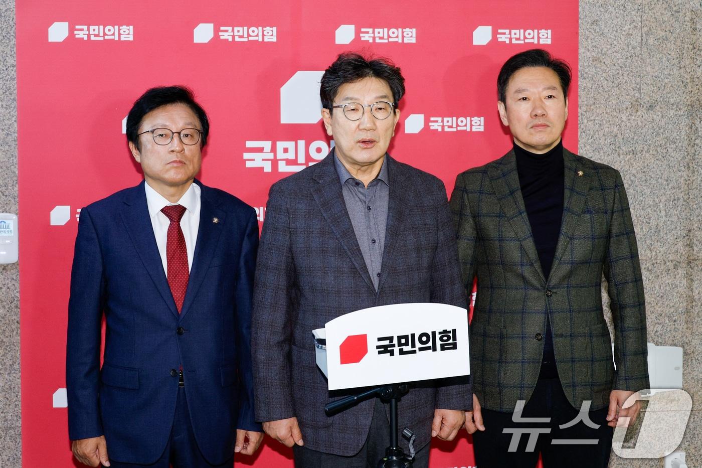 권성동 국민의힘 원내대표가 15일 오후 서울 여의도 국회에서 취재진의 질문에 답하고 있다. 왼쪽부터 박형수 원내수석부대표, 권 원내대표, 박수민 원내대변인. 2024.12.15/뉴스1 ⓒ News1 안은나 기자