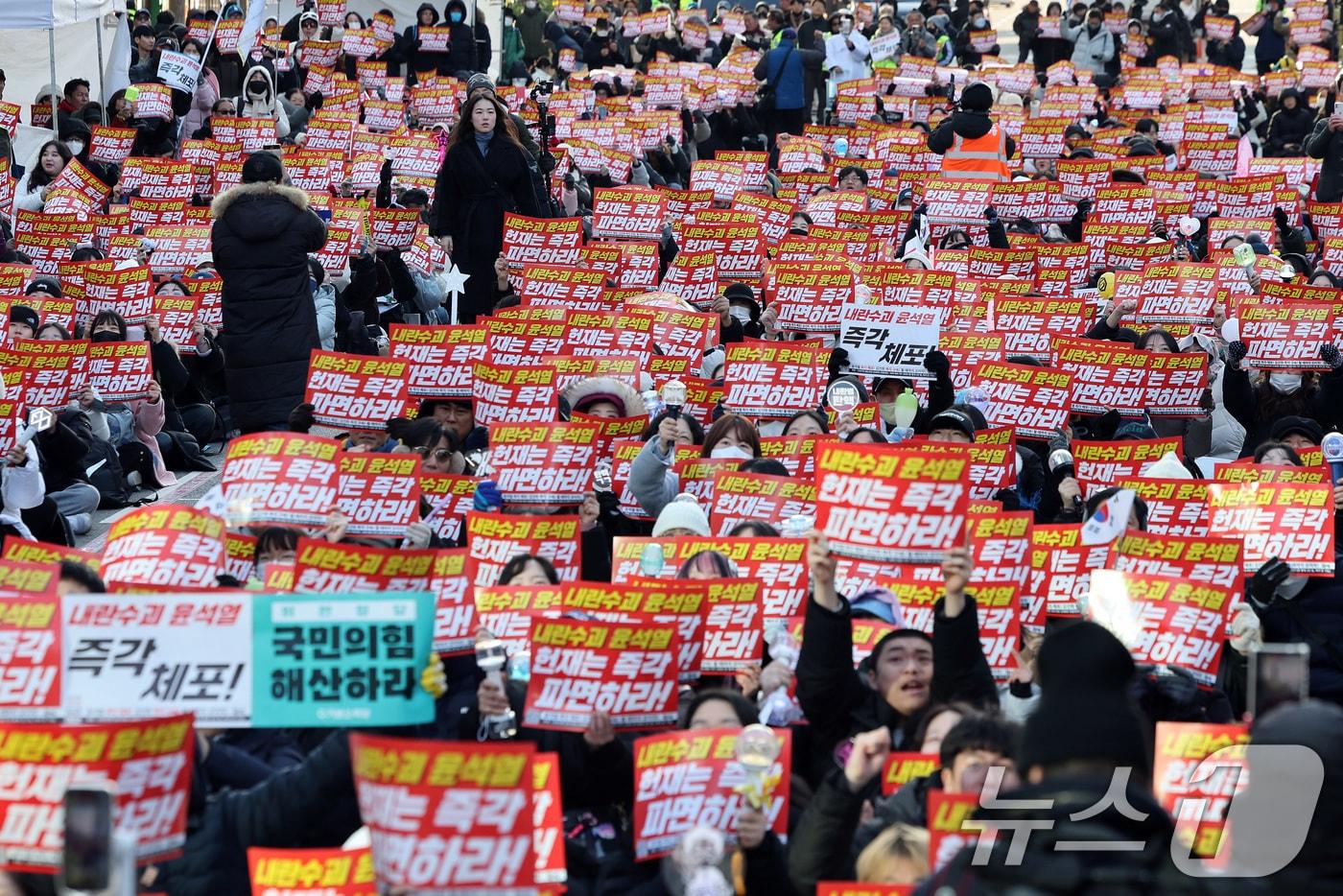 윤석열 대통령에 대한 탄핵소추안이 가결된 지 이틀째인 15일 서울 중구 서울시청 인근에서 촛불행동 회원들이 집회를 갖고 헌법재판소의 조속한 탄핵 심판을 촉구하고 있다. 2024.12.15/뉴스1 ⓒ News1 이동해 기자