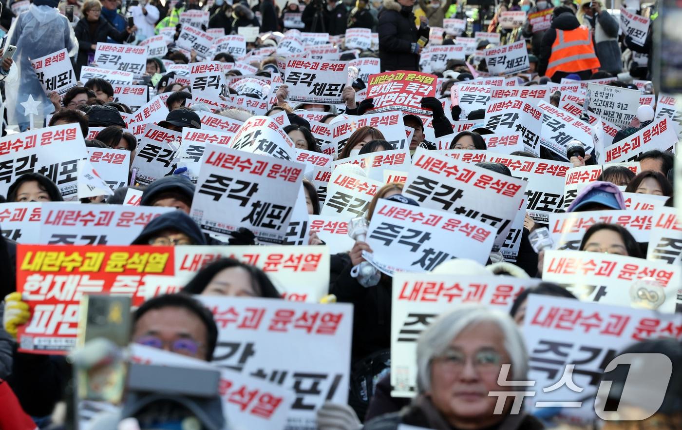 윤석열 대통령에 대한 탄핵소추안이 가결된 지 이틀째인 15일 서울 중구 서울시청 인근에서 촛불행동 회원들이 집회를 갖고 헌법재판소의 조속한 탄핵 심판을 촉구하고 있다. 2024.12.15/뉴스1 ⓒ News1 이동해 기자