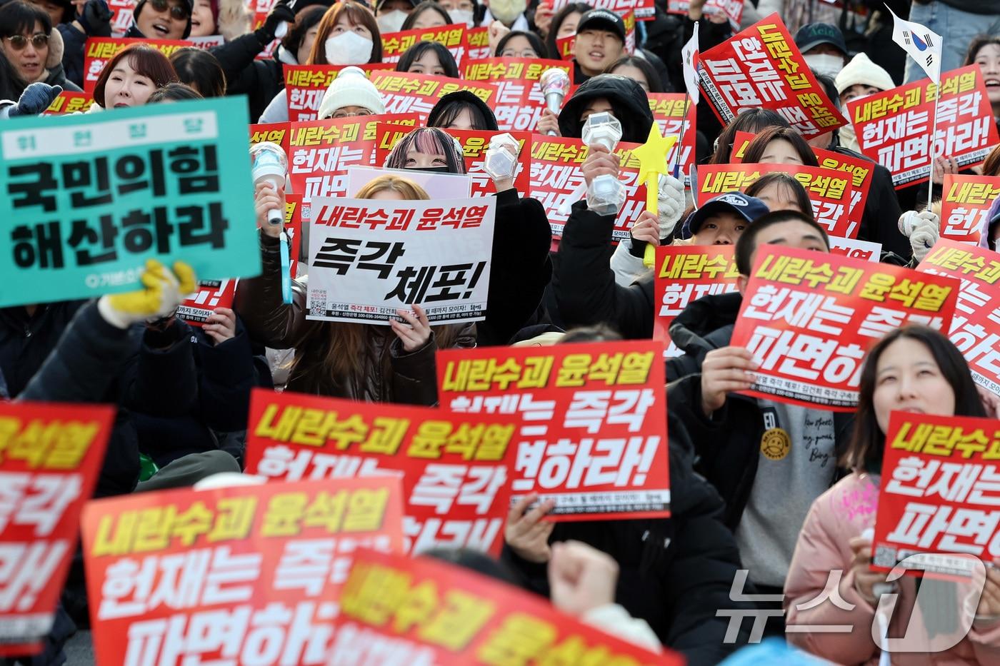 윤석열 대통령에 대한 탄핵소추안이 가결된 지 이틀째인 15일 서울 중구 서울시청 인근에서 촛불행동 회원들이 집회를 갖고 헌법재판소의 조속한 탄핵 심판을 촉구하고 있다. 2024.12.15/뉴스1 ⓒ News1 이동해 기자