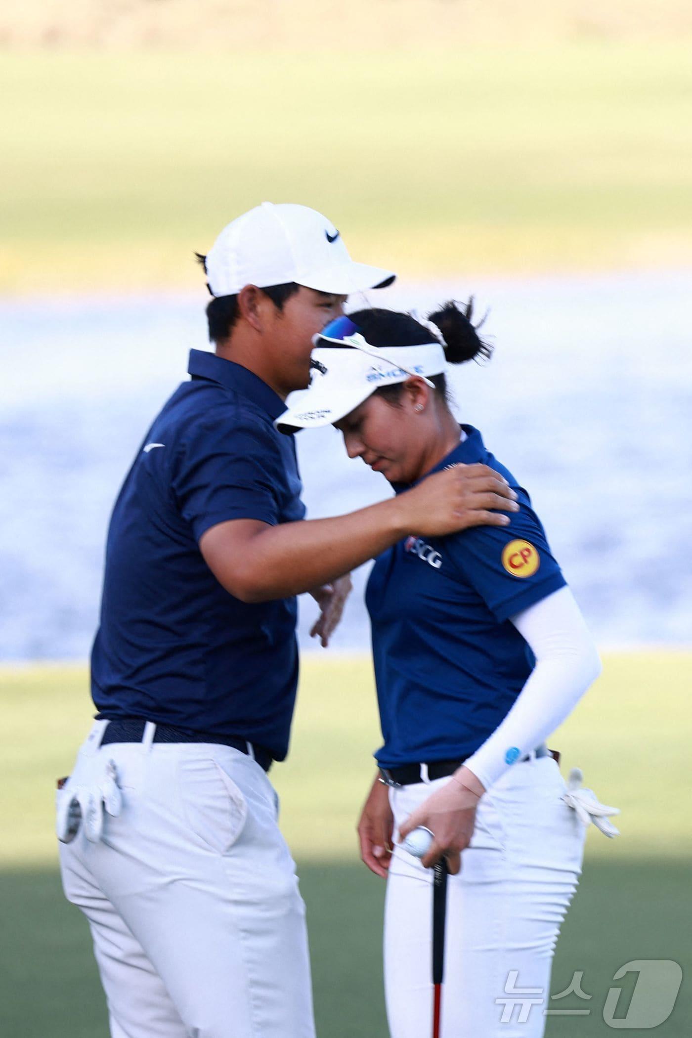 혼성 골프 대회 그랜트손튼 인비테이셔널에서 준우승을 차지한 김주형과 지노 티띠꾼&#40;태국&#41;. ⓒ AFP=뉴스1