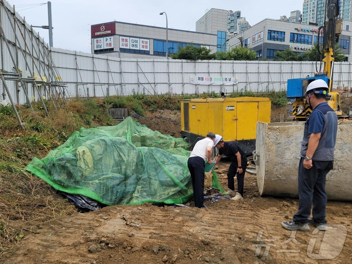 건설폐기물 배출자 점검 모습.&#40;경기도 제공&#41;